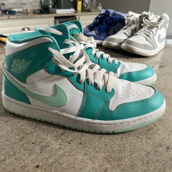 Womens Air Jordan 1 Mid ‘Marine Green’ - Picture 4 of 4